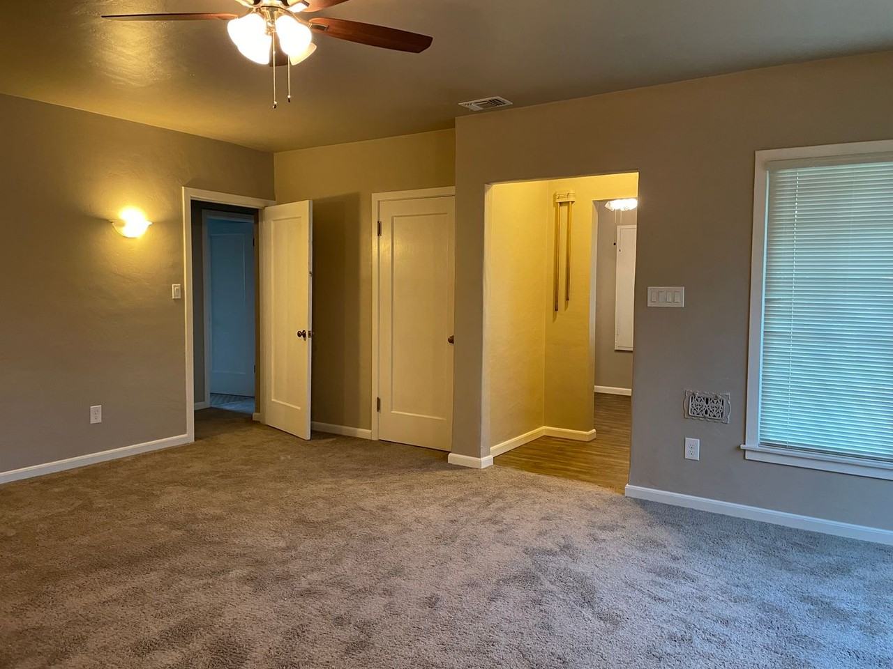 2748 Freeport Blvd - Photo 3 of 17