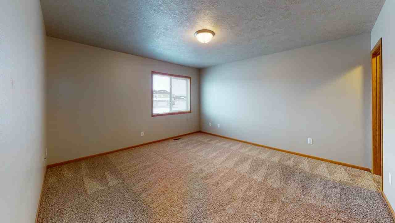 1453 34th Ave Se - Photo 6 of 9