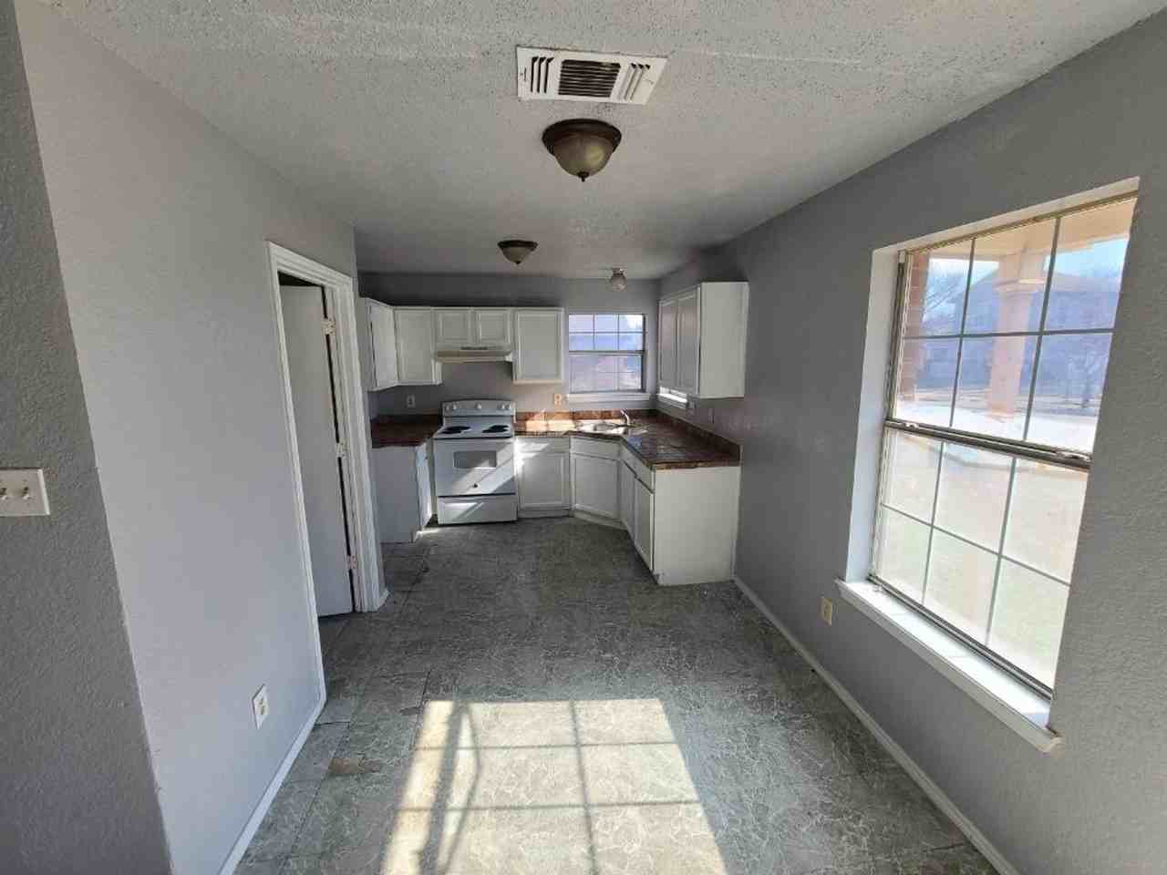 1017 E Broadway Ave - Photo 2 of 6