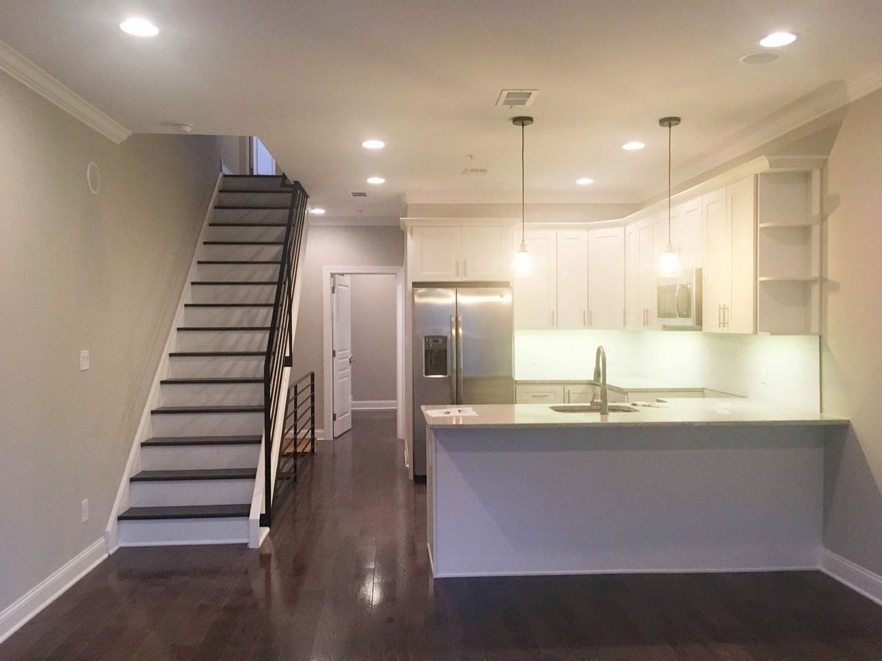 742 W Master St - Photo 4 of 50