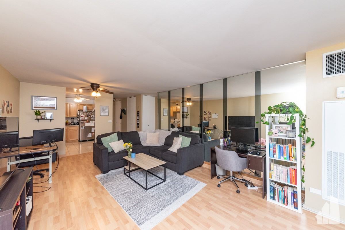 2020 N Lincoln Park W #2D - Photo 2 of 15