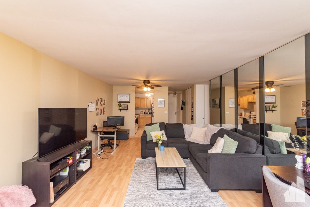 2020 N Lincoln Park W #2D - Photo 3 of 15