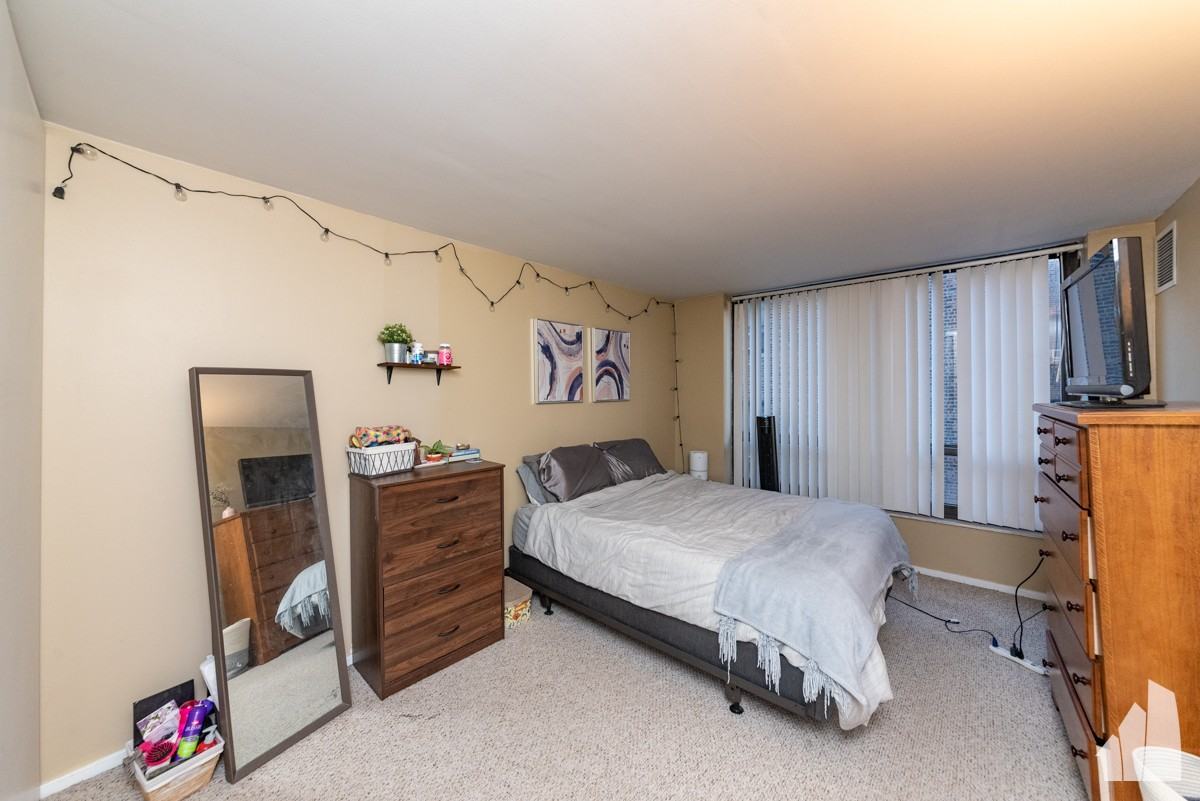 2020 N Lincoln Park W #2D - Photo 6 of 15