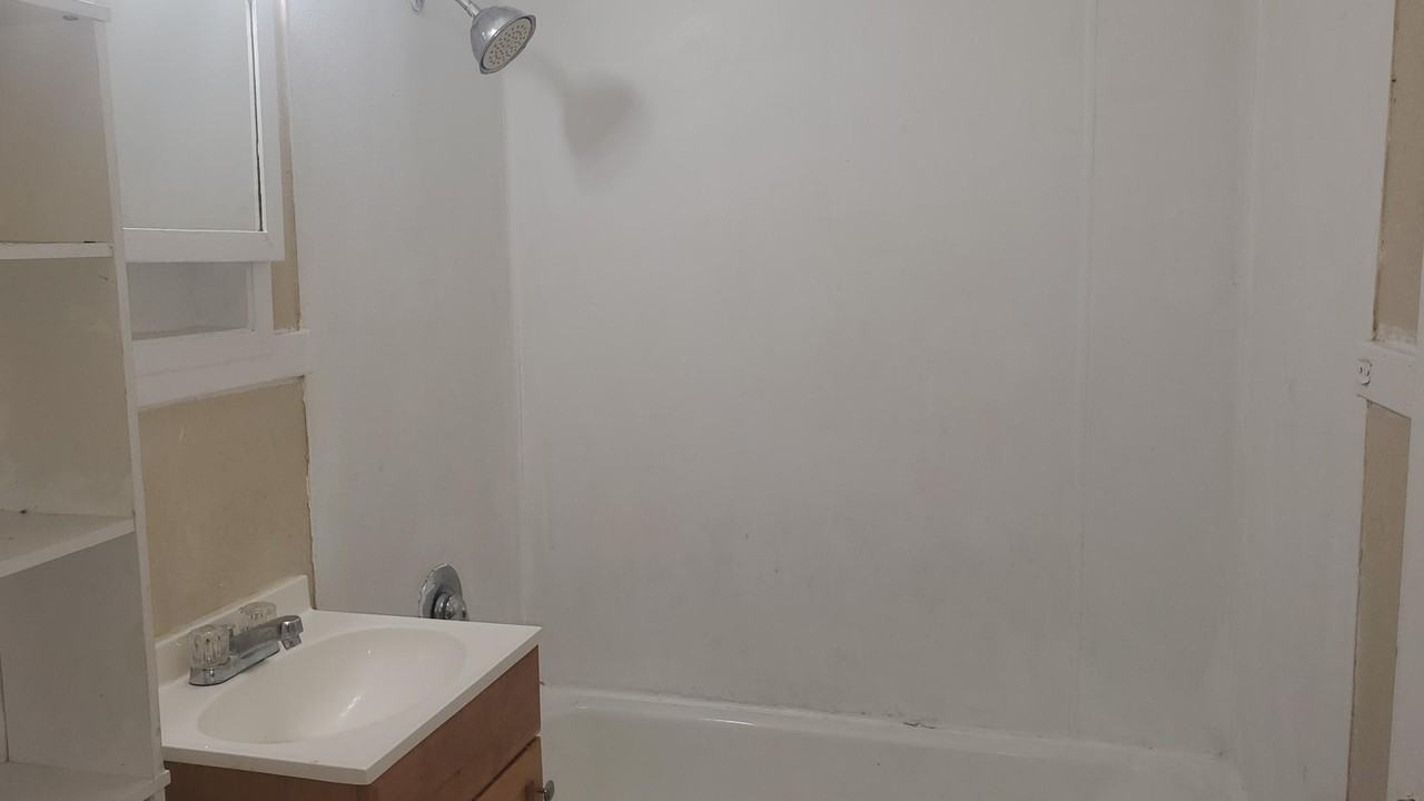 1226 N 13th St #1 - Photo 4 of 12