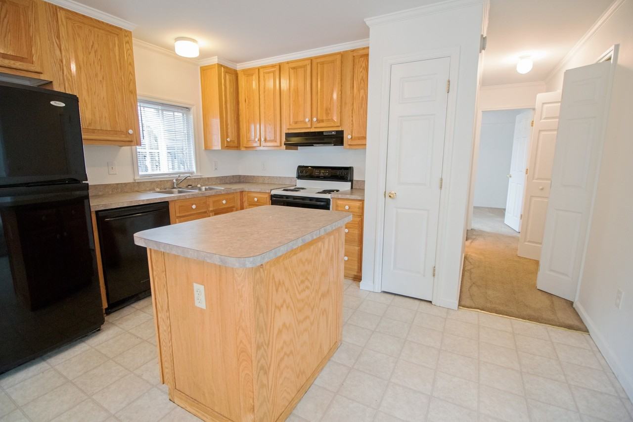 320 Raymond St - Photo 6 of 21