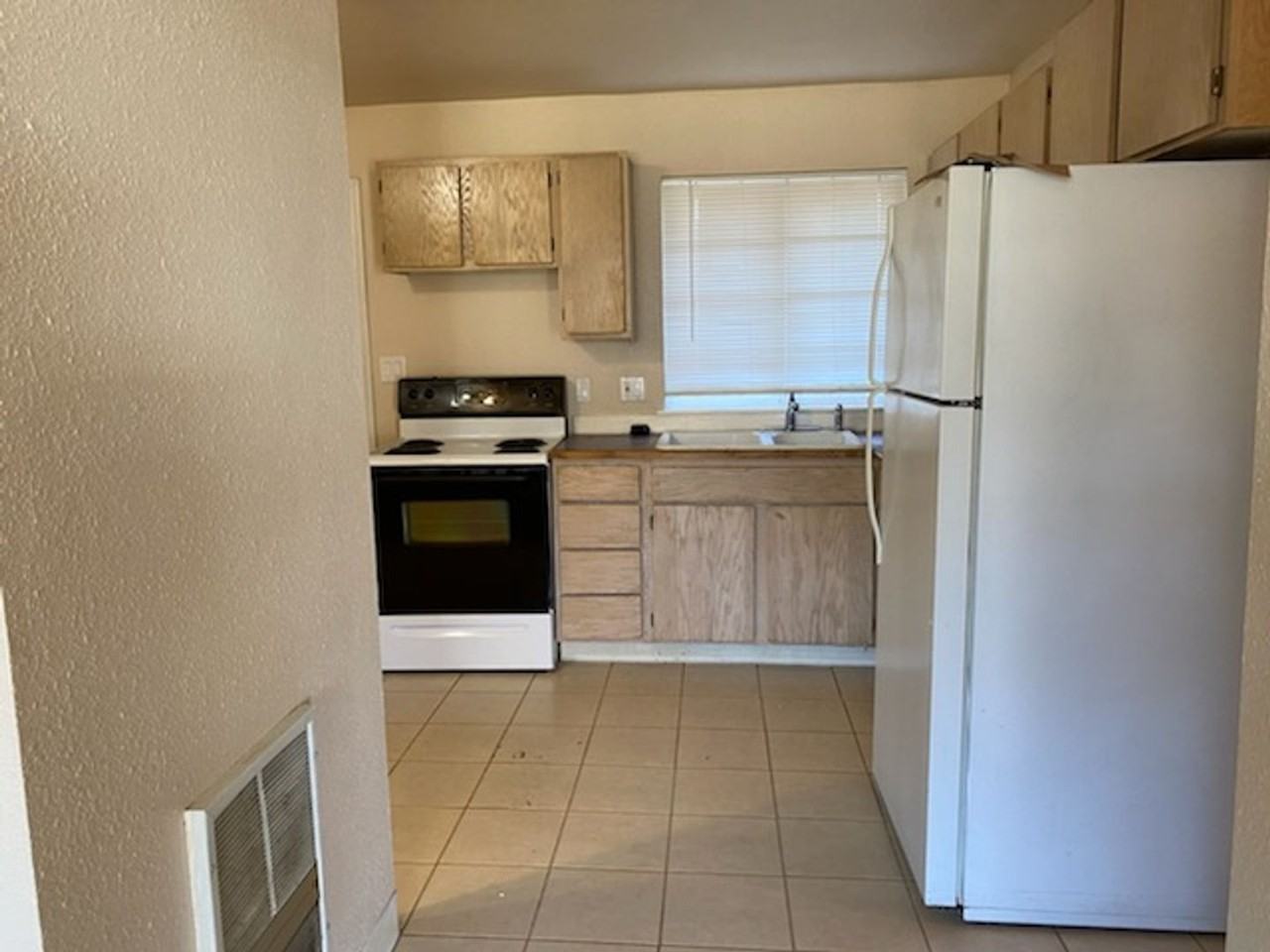 908 C Street Southwest - Photo 5 of 10