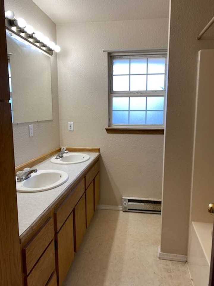 908 C Street Southwest - Photo 6 of 10