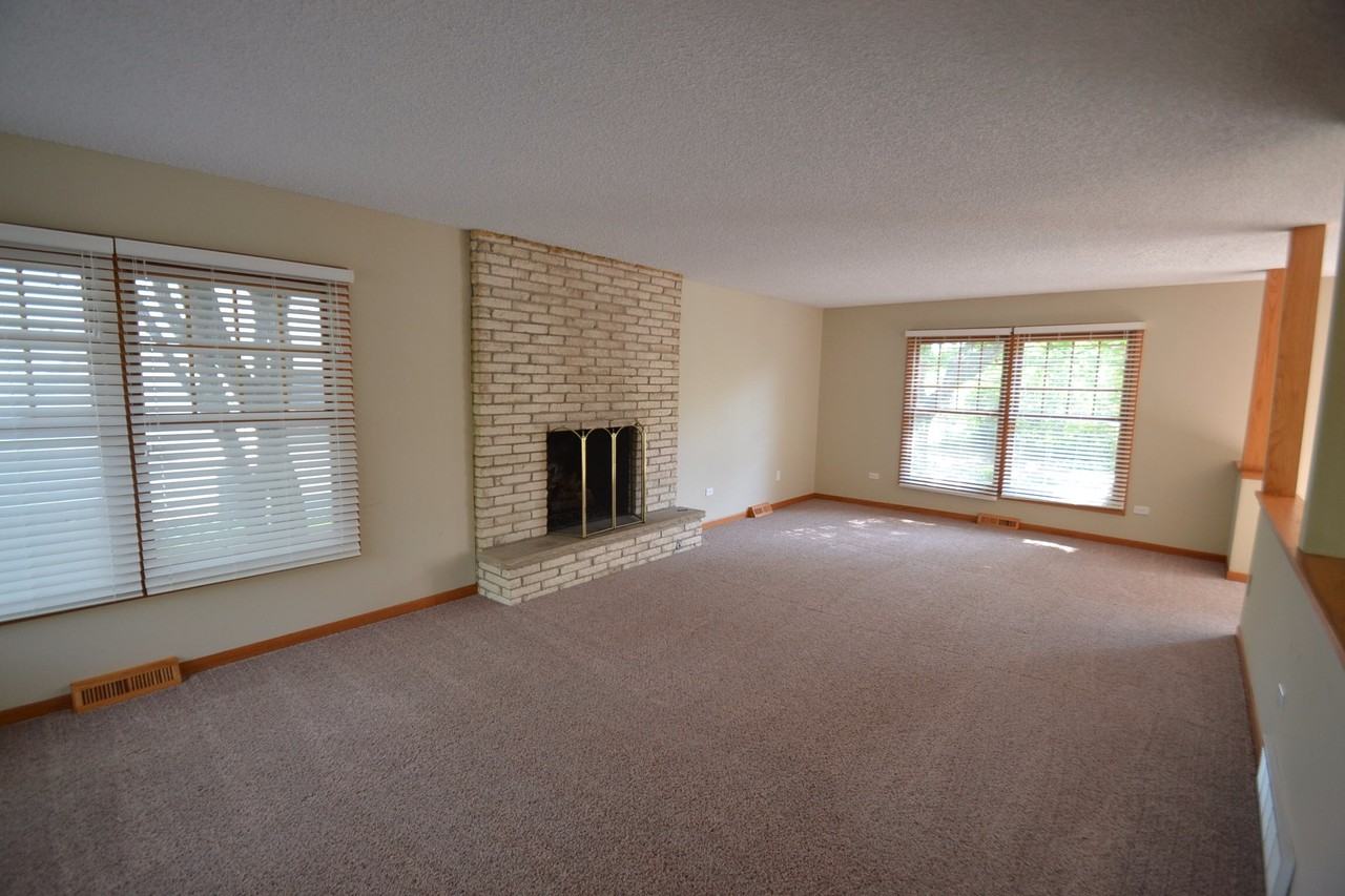 715 Deer Ln - Photo 3 of 8