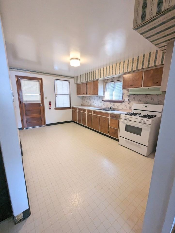 115 / 7 Midland Ave - Photo 2 of 8