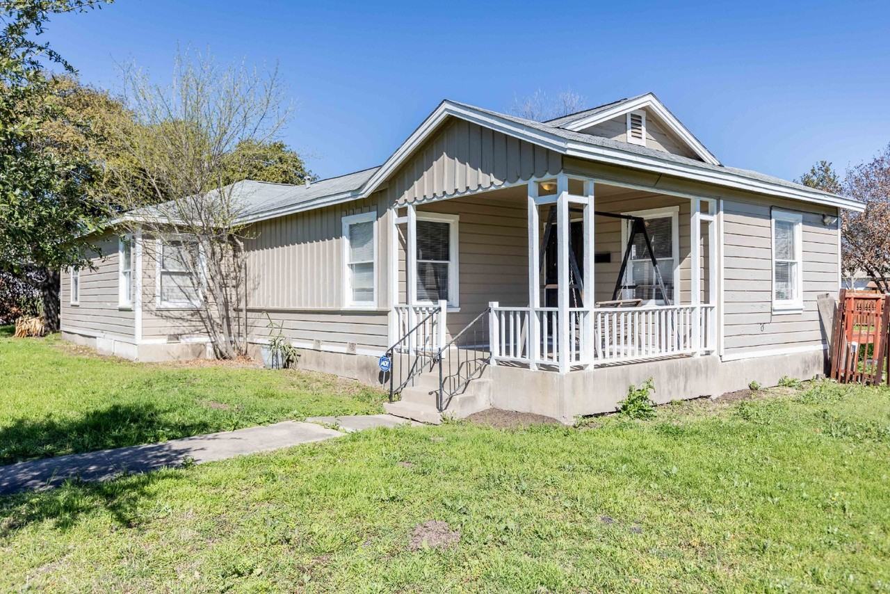 461 Westminster Ave - Photo 2 of 36