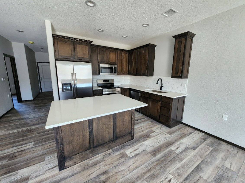 604 Se 10th St - Photo 4 of 12