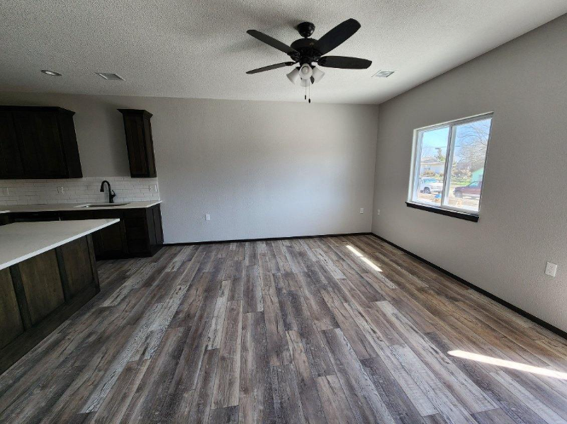 604 Se 10th St - Photo 5 of 12