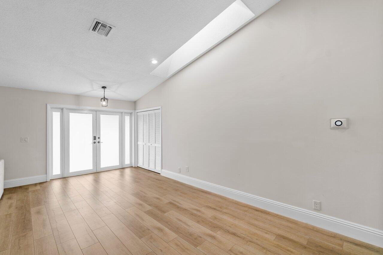 4593 Ellwood Dr - Photo 2 of 8