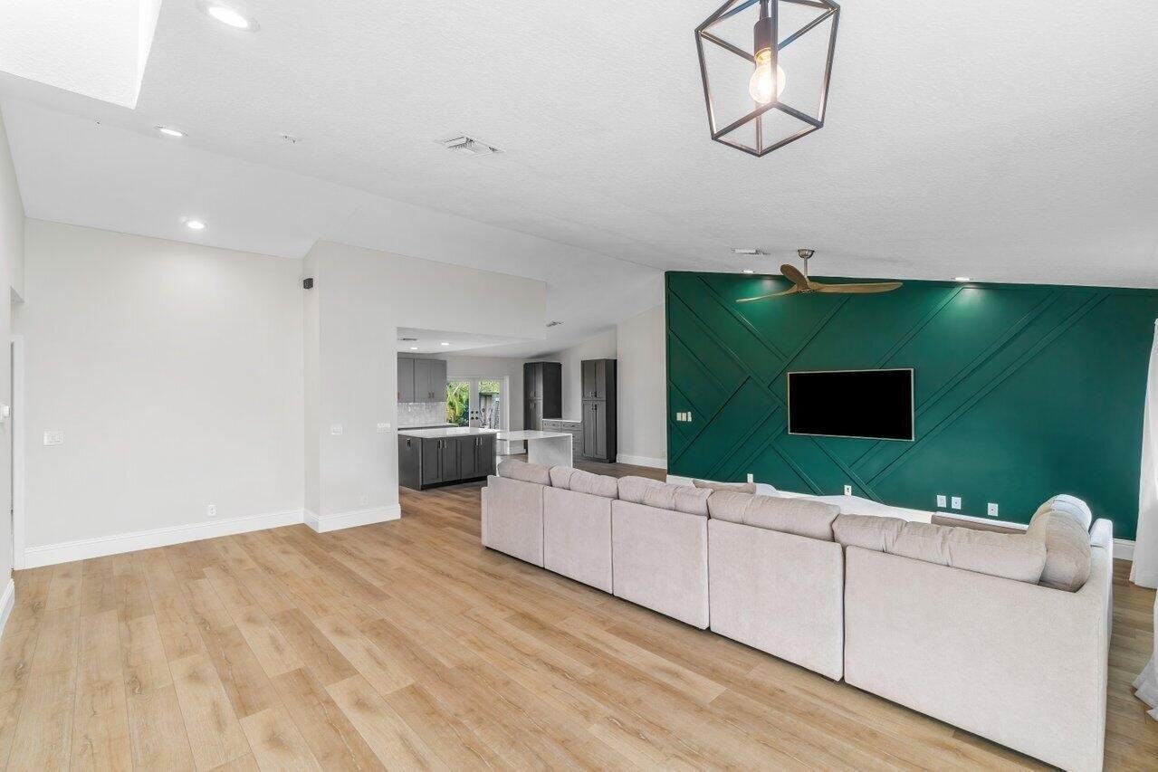 4593 Ellwood Dr - Photo 3 of 8