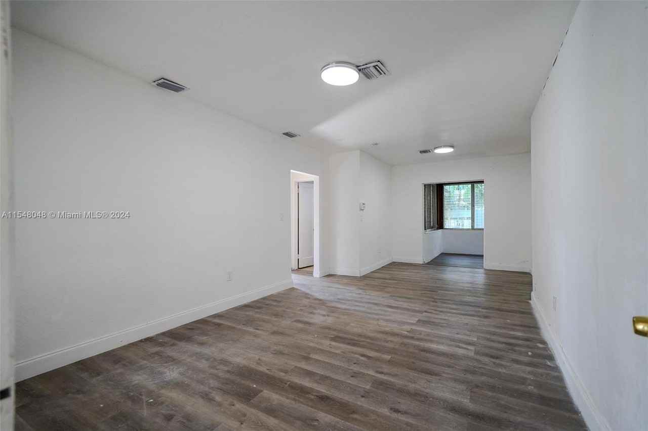 2394 Nw 4th St - Photo 2 of 8