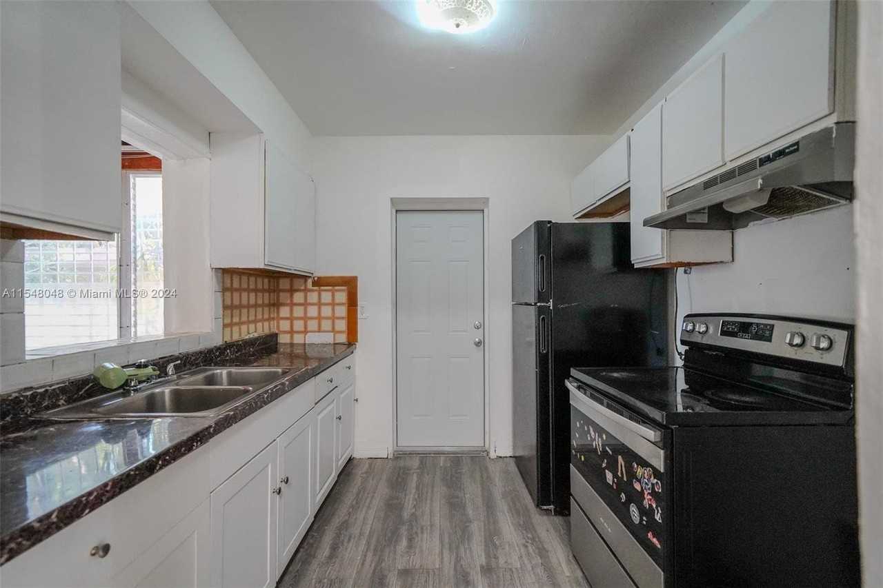 2394 Nw 4th St - Photo 3 of 8