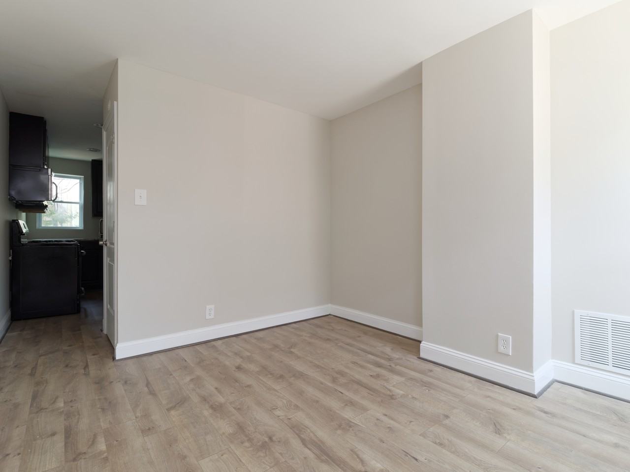 2318 Hunter St - Photo 4 of 17