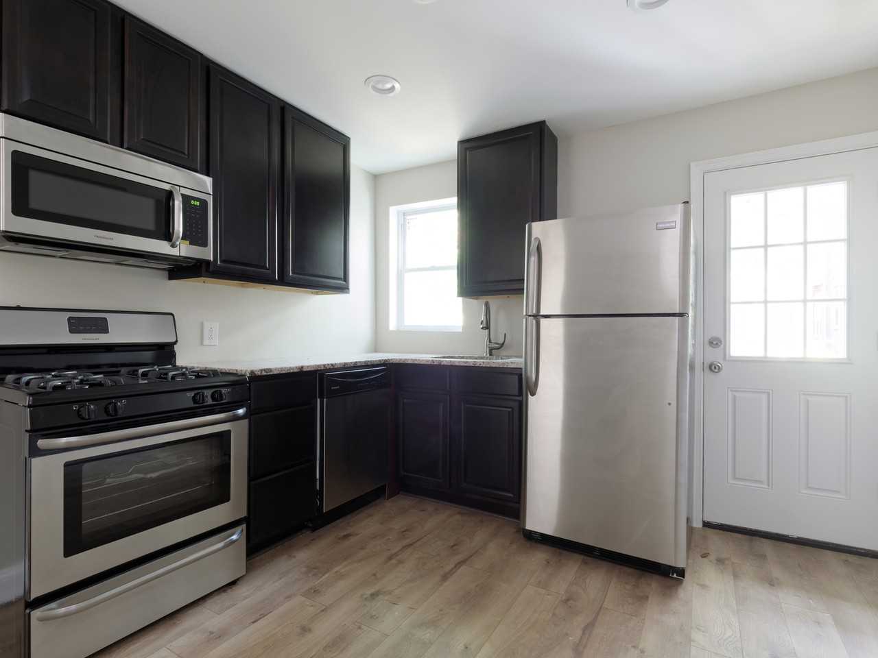 2318 Hunter St - Photo 5 of 17