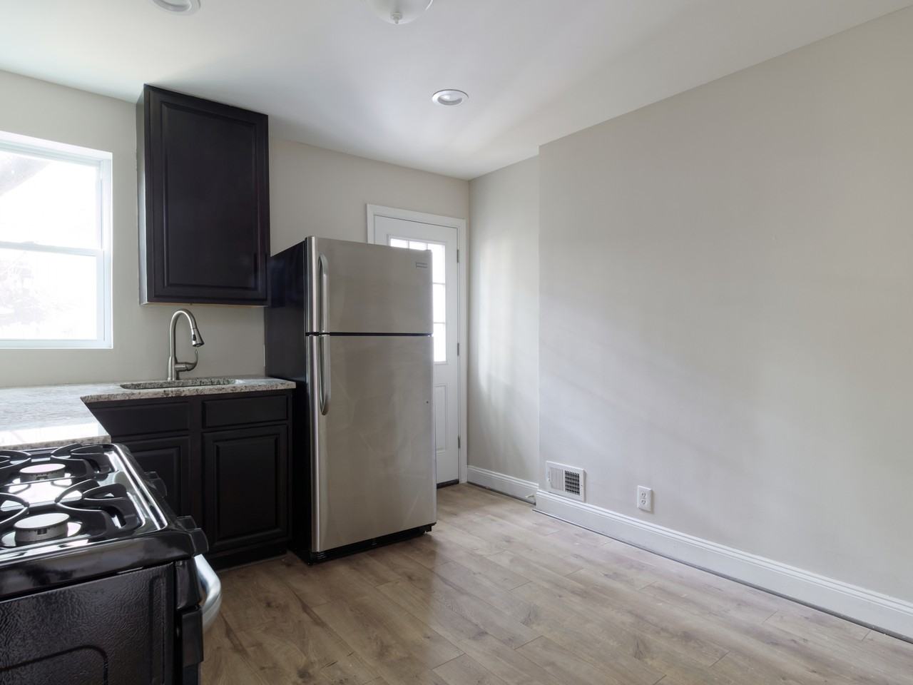 2318 Hunter St - Photo 7 of 17