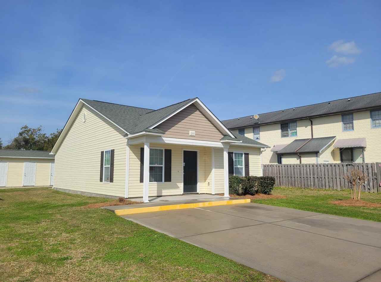 1045 Furman Dr - Photo 2 of 6