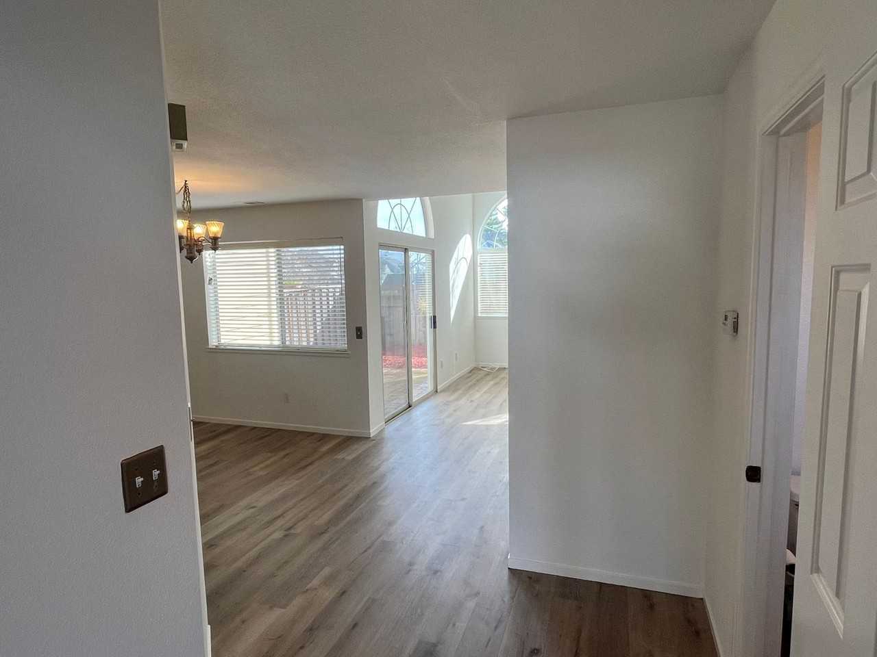 320 Wildrose Cir - Photo 2 of 33