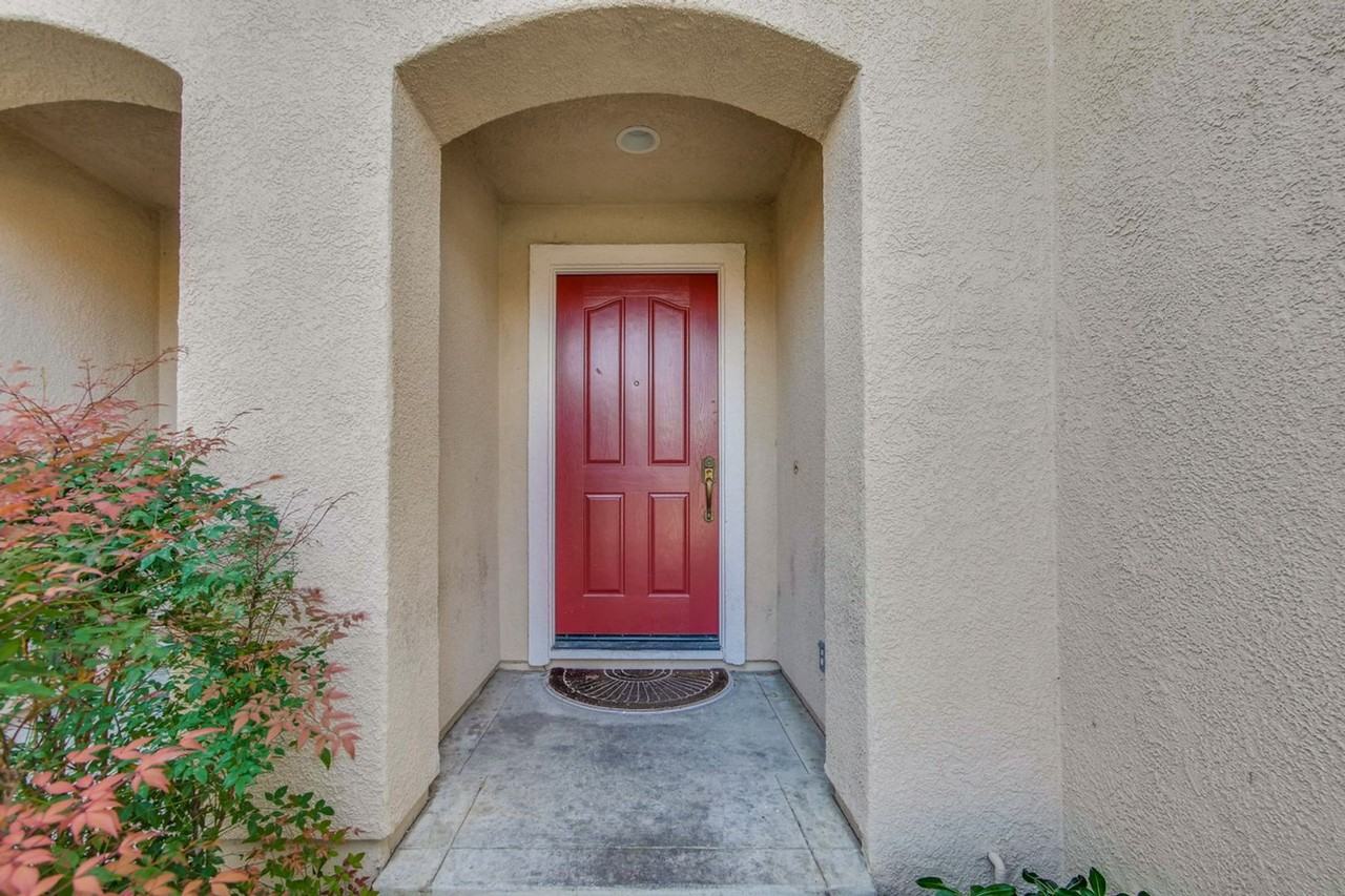 370 Sandhurst Dr - Photo 2 of 27