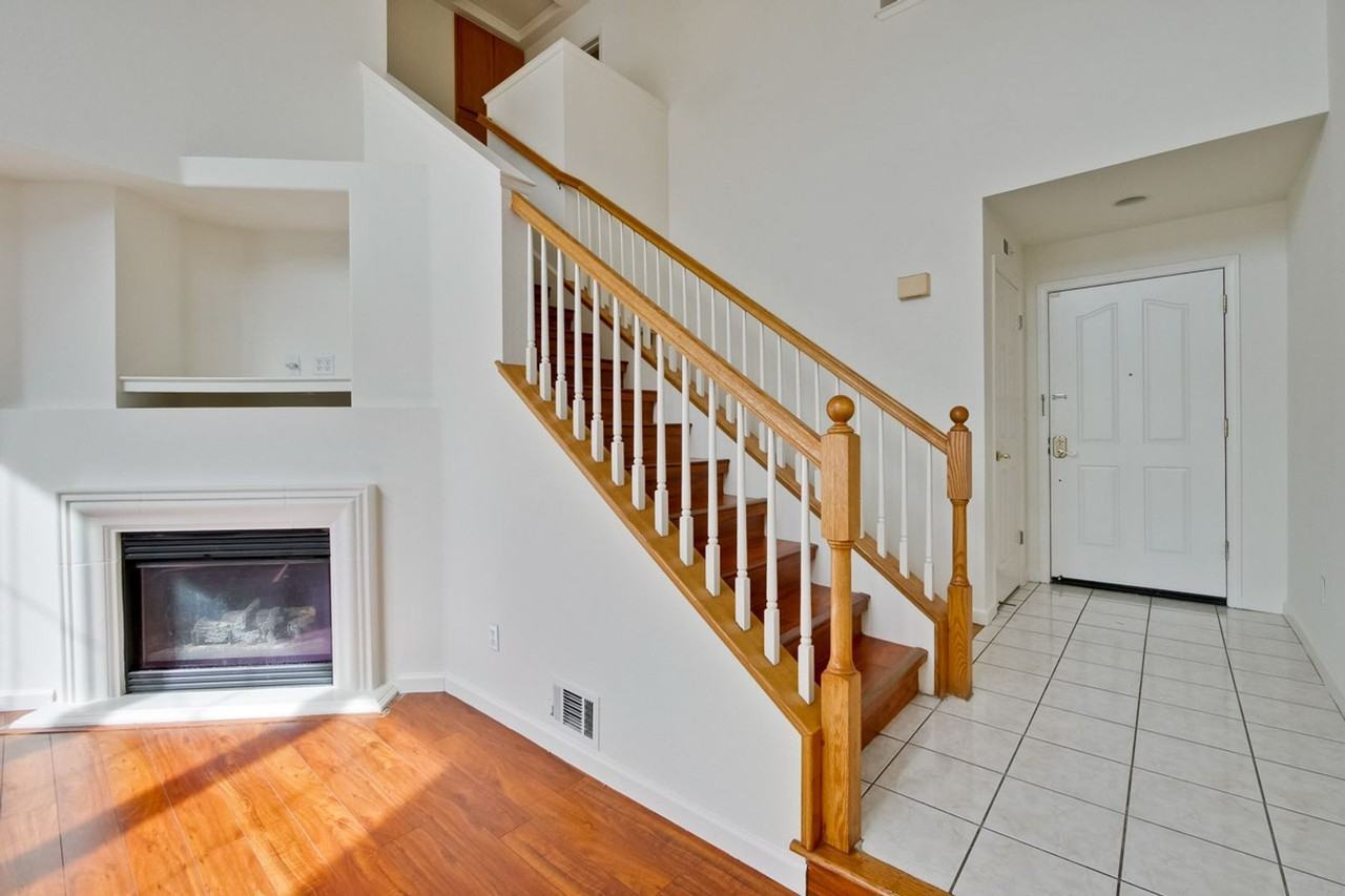 370 Sandhurst Dr - Photo 3 of 27