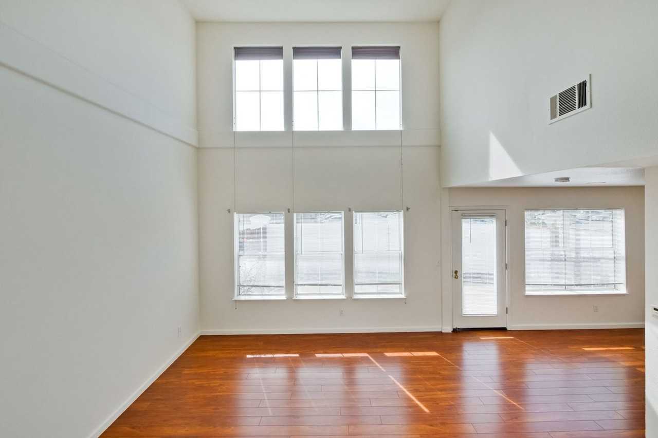 370 Sandhurst Dr - Photo 6 of 27