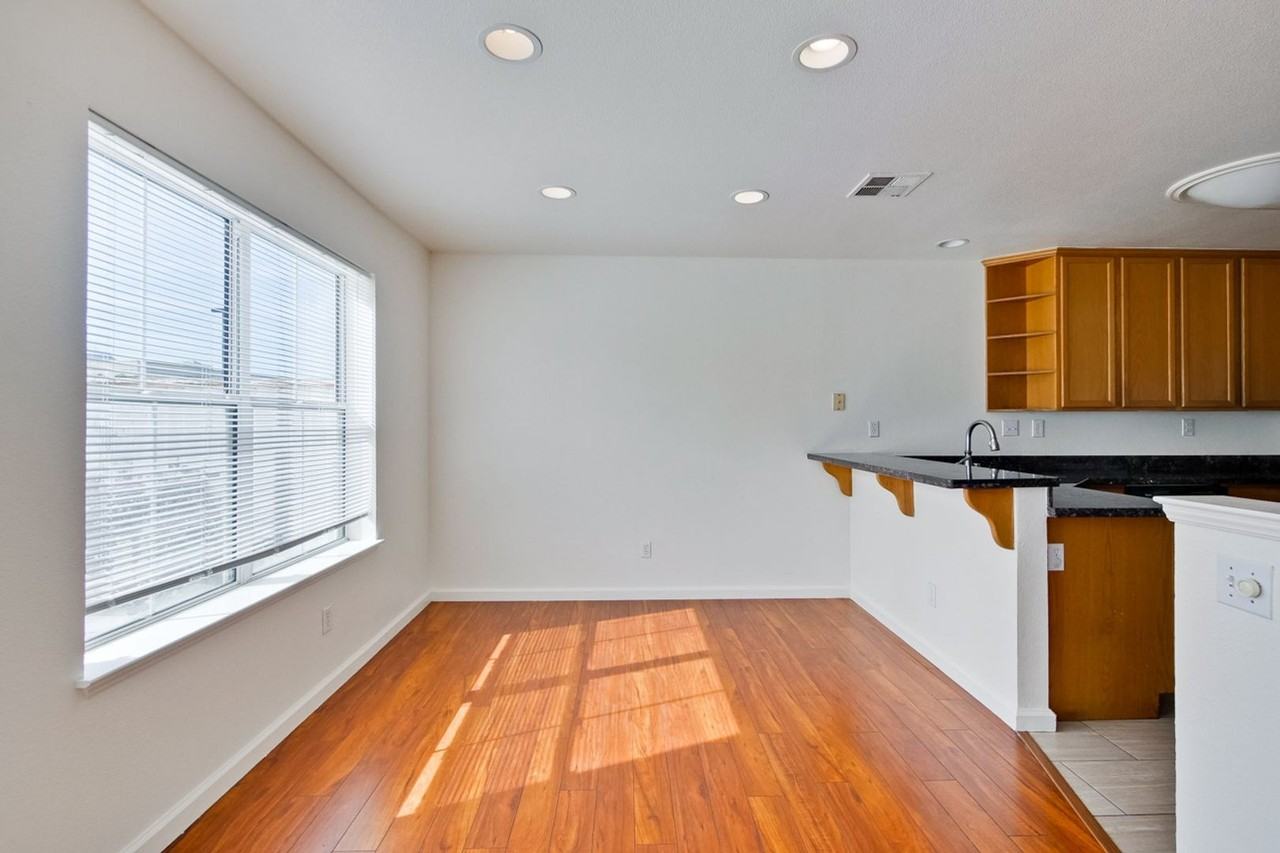 370 Sandhurst Dr - Photo 7 of 27