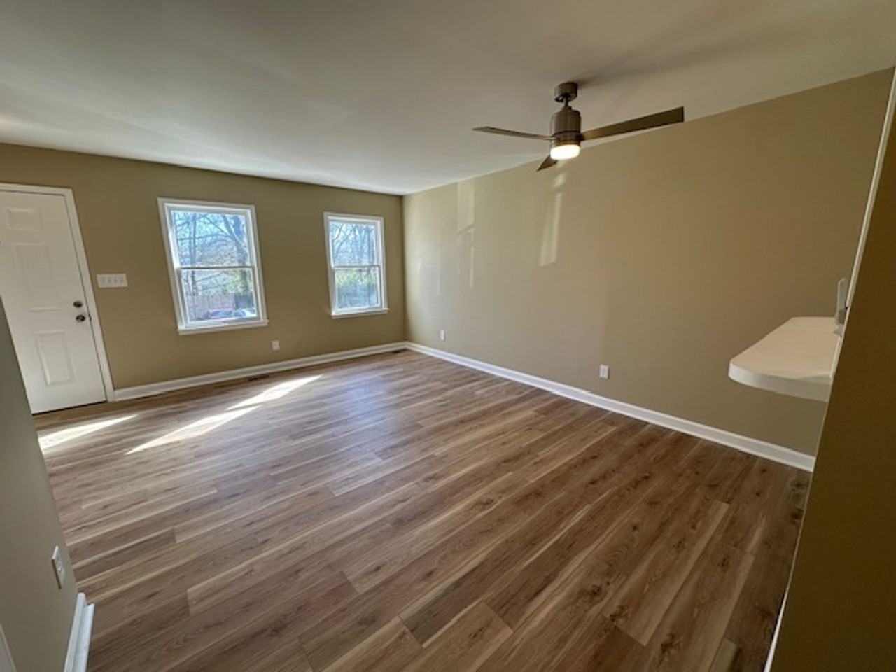 1121 Sherwood Dr - Photo 4 of 17