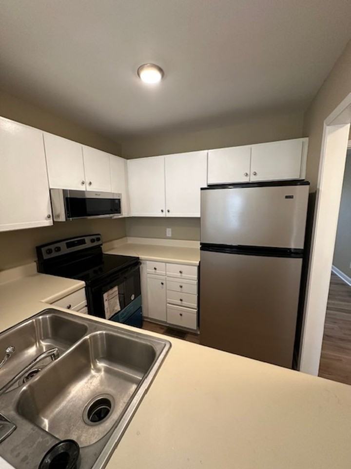 1121 Sherwood Dr - Photo 6 of 17