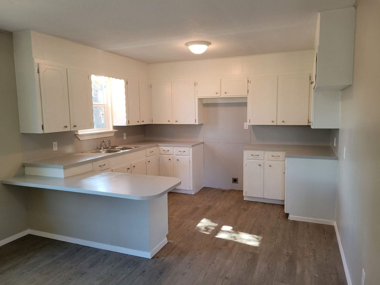 1315 E Main St - Photo 2 of 14