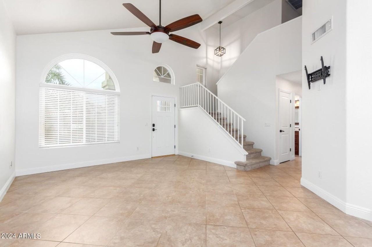 7217 W Crest Ln - Photo 4 of 41