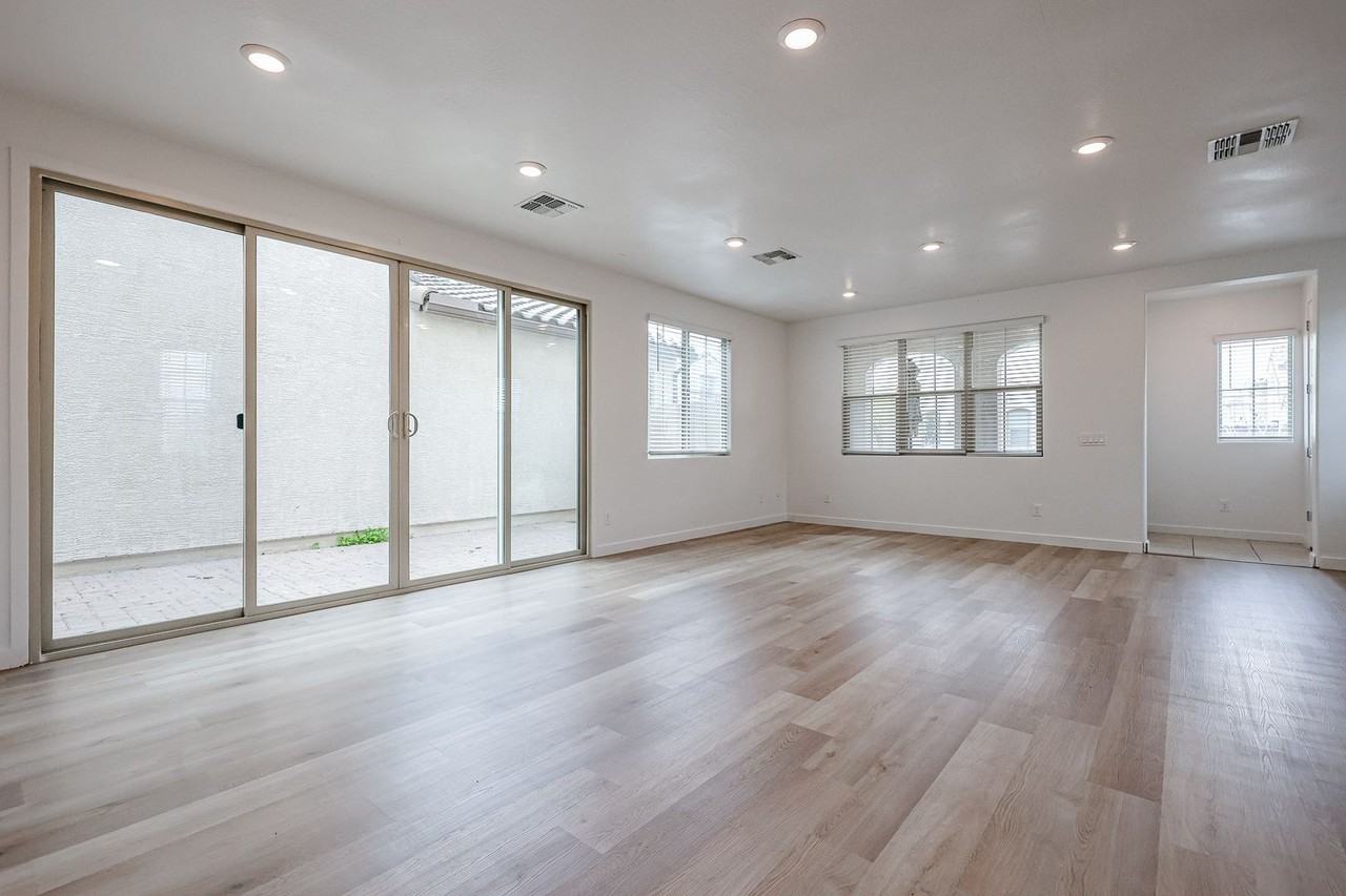 1911 S Bedford Pl - Photo 5 of 31