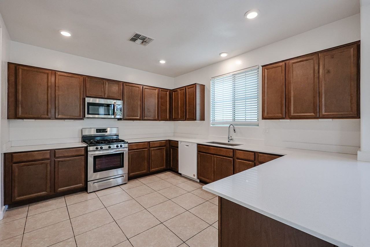 1911 S Bedford Pl - Photo 6 of 31