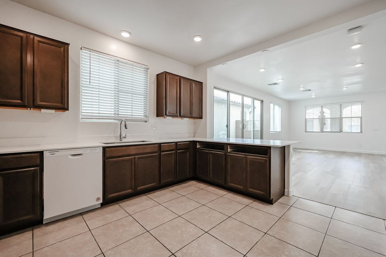 1911 S Bedford Pl - Photo 7 of 31