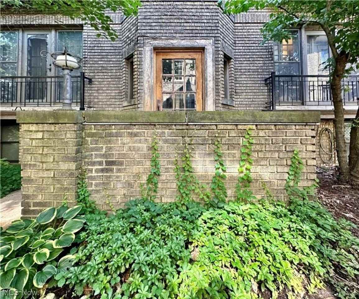 2469 Overlook Rd - Photo 5 of 43
