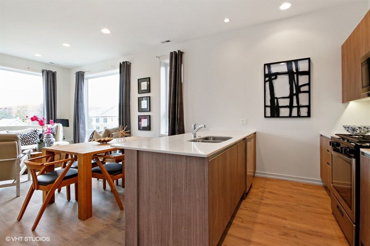 STUNNING PORTAGE PARK 2 BED 2 BA WITH CONDO QUALITY FINISHES - Photo 3 of 17