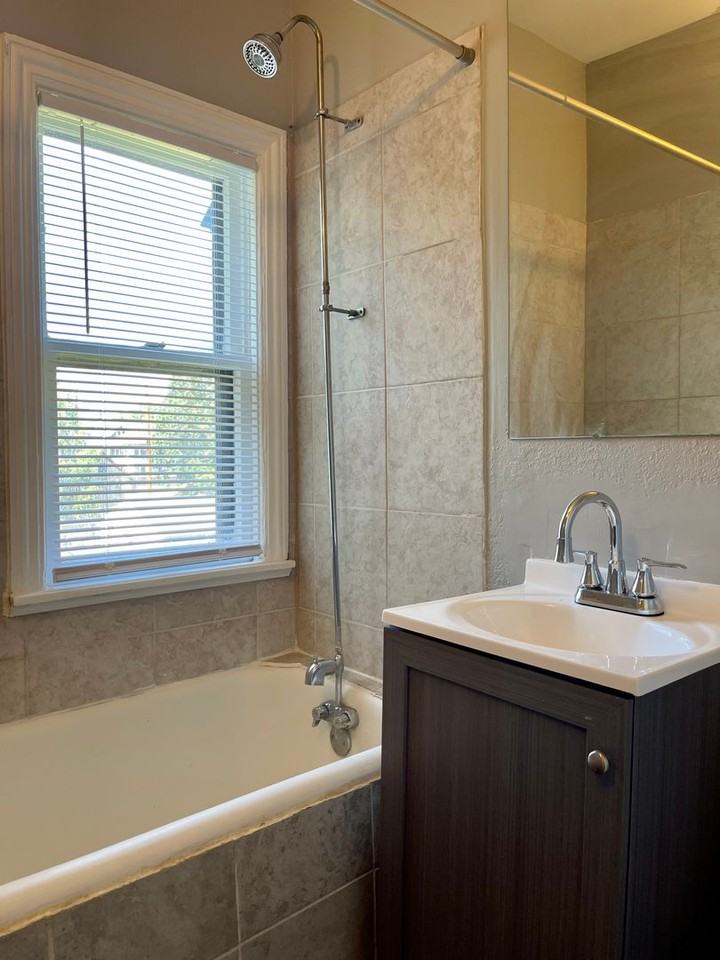 1021 Hudson Rd - Photo 3 of 9