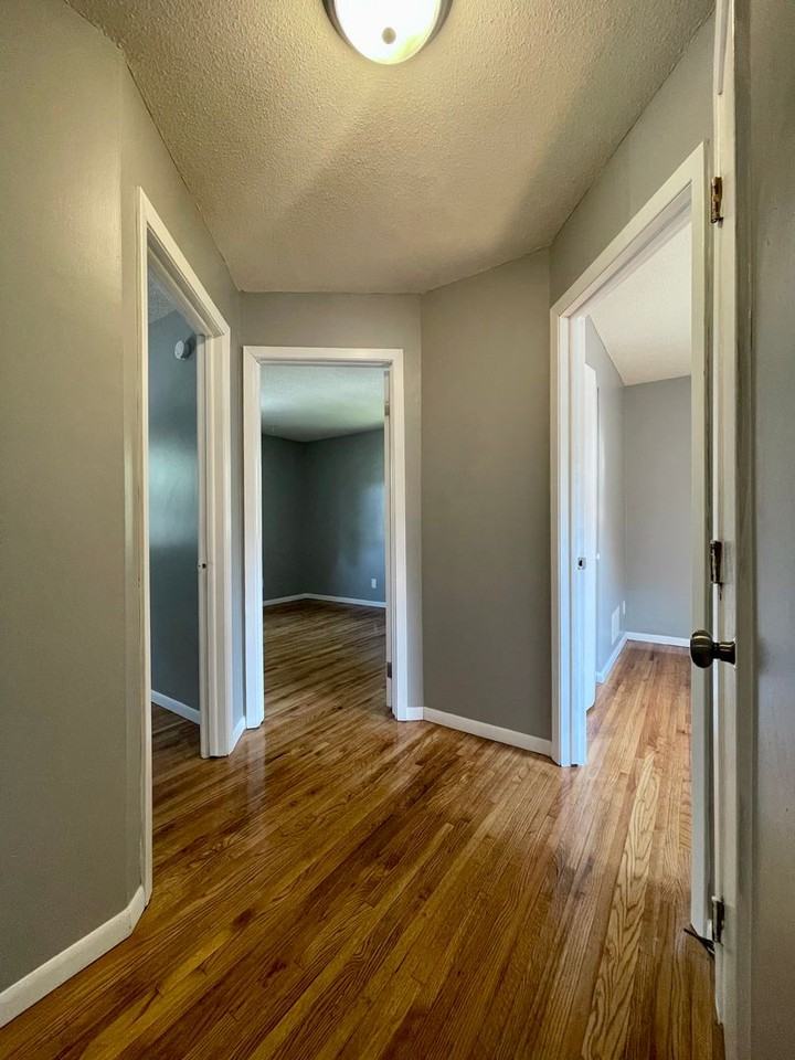 249 Winifred St E - Photo 5 of 16