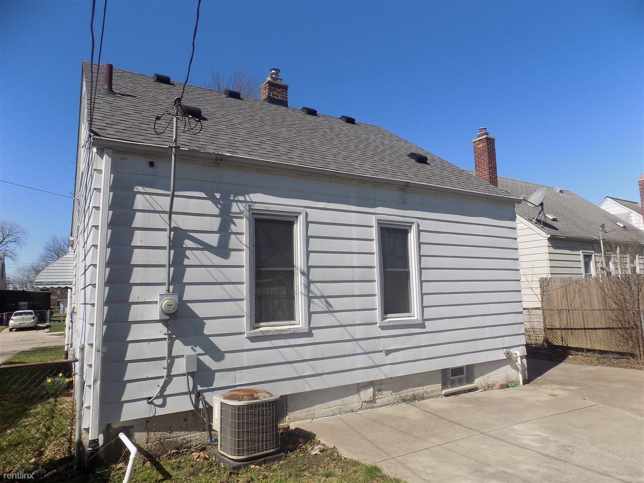 21720 Cushing Ave - Photo 3 of 15