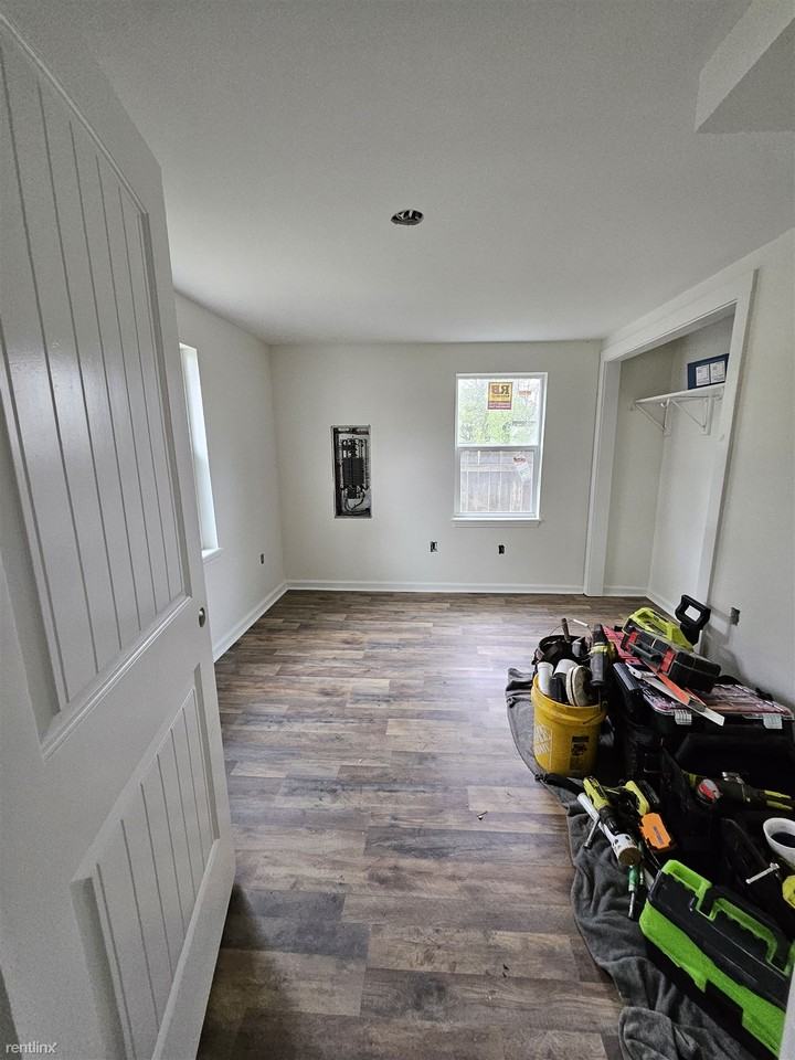 1810 N Church St - Photo 3 of 11