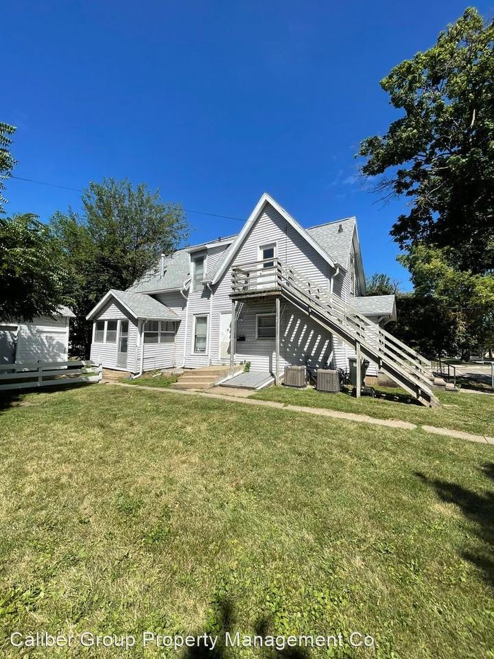 403 W 6th St - Photo 2 of 10