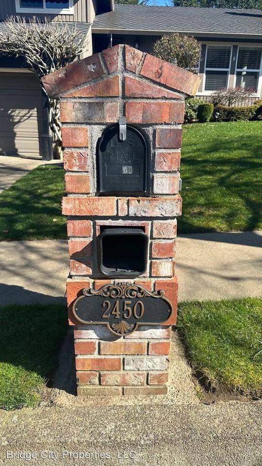 2450 Sw Eastwood Ave - Photo 3 of 45