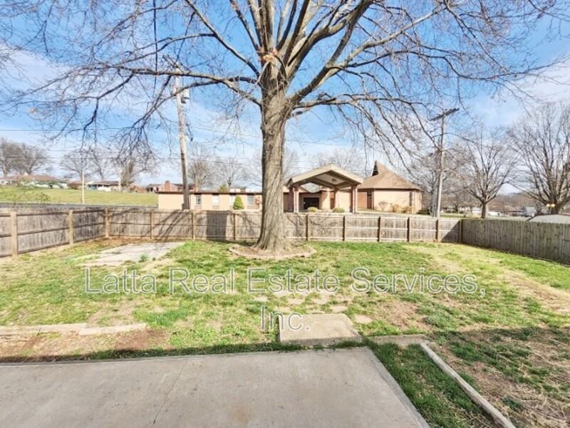 3821 S Adams Ave - Photo 2 of 16