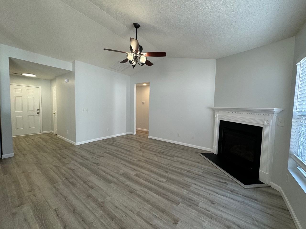 207 Bellegrove Dr - Photo 4 of 18