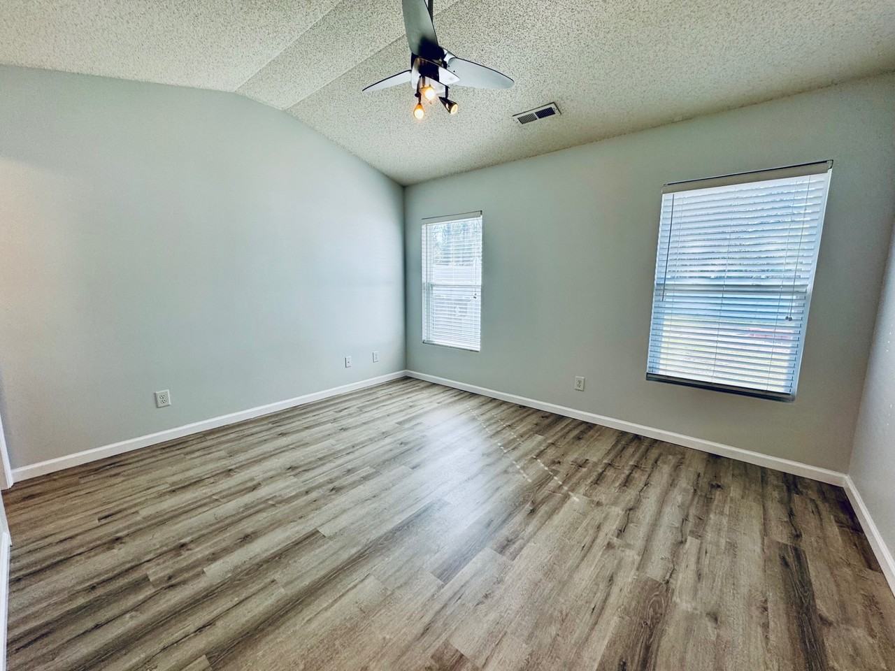 207 Bellegrove Dr - Photo 7 of 18