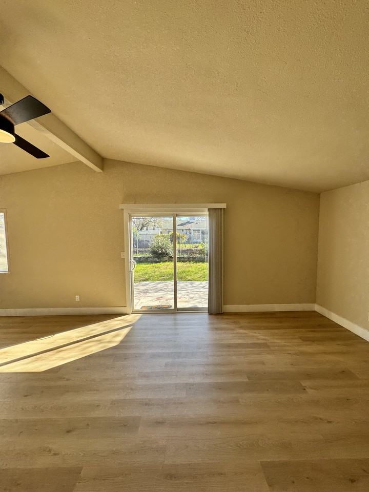 6551 Channing Dr - Photo 3 of 27