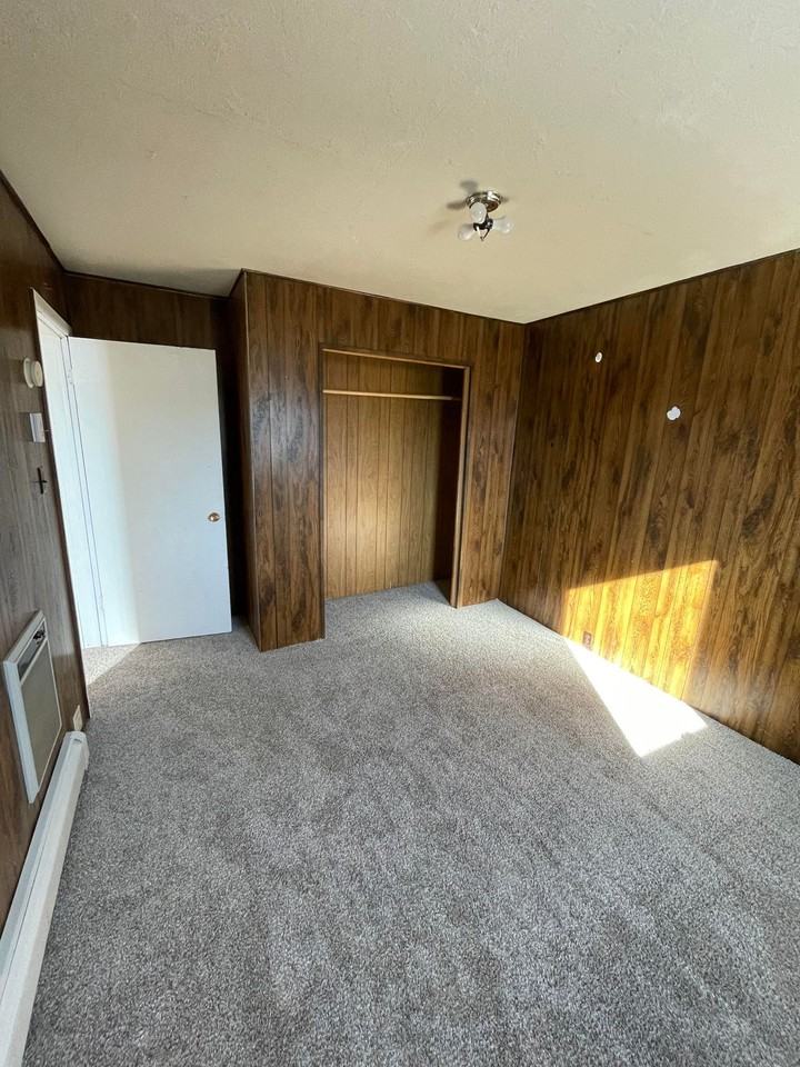 216 N Emmett Ave - Photo 2 of 11