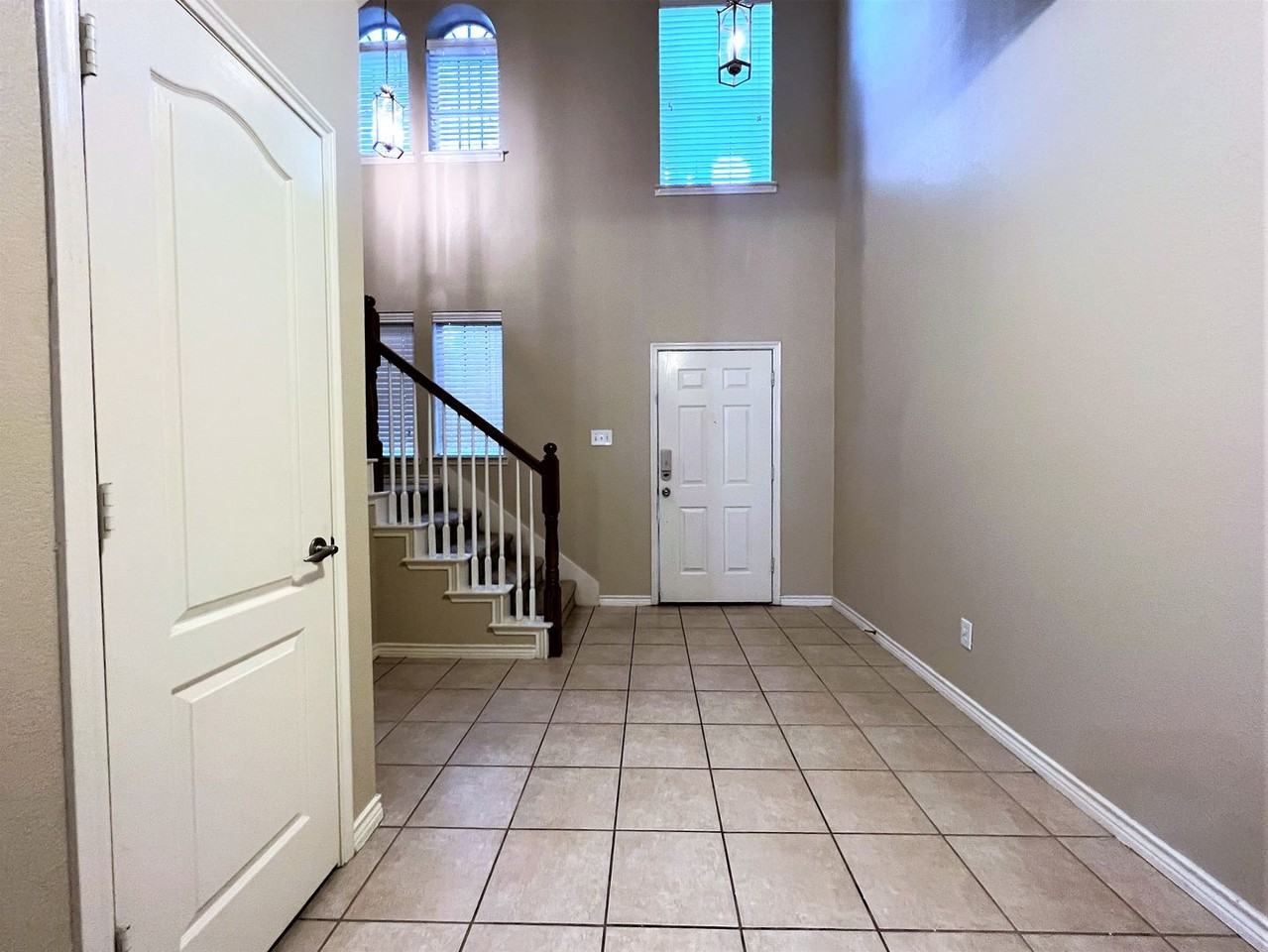 1149 King George Ln - Photo 4 of 19